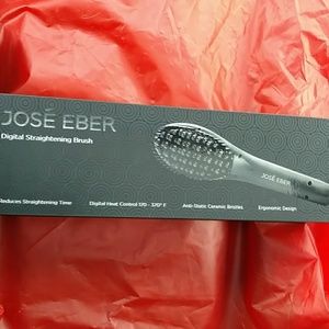 Digital straightening brush